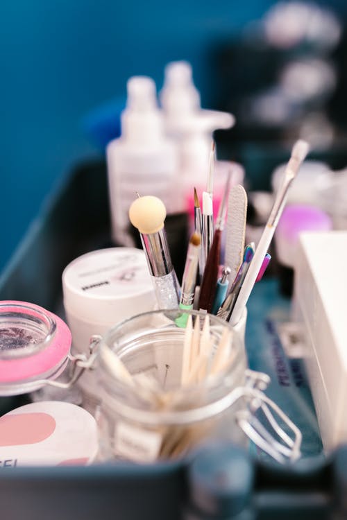 白色和粉红色化妆刷套装 · 免费素材图片