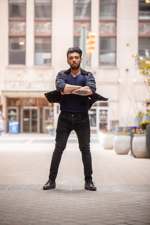 有关休闲, 双臂交叉, 垂直拍摄的免费素材图片