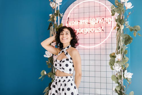 有关人, 卷发, 圆点花纹的免费素材图片