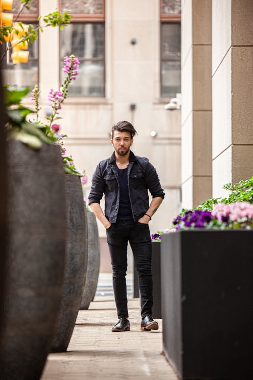 有关人, 双手插在口袋里, 垂直拍摄的免费素材图片