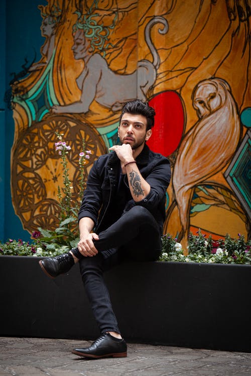 有关人, 向上看, 坐的免费素材图片