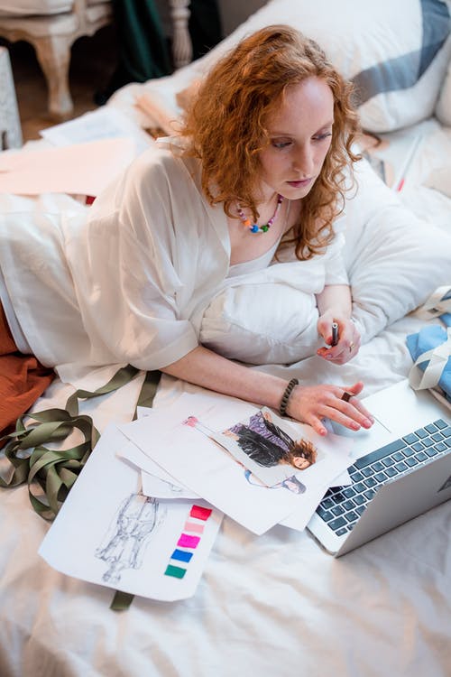 有关在家工作, 垂直拍摄, 女人的免费素材图片