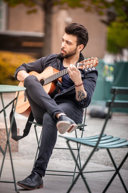 有关人, 原声吉他, 坐的免费素材图片