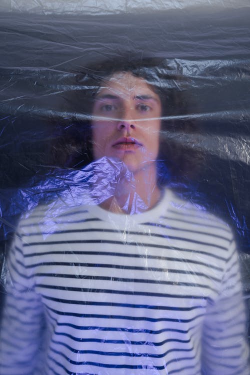 黑色和白色条纹衬衫的女人 · 免费素材图片