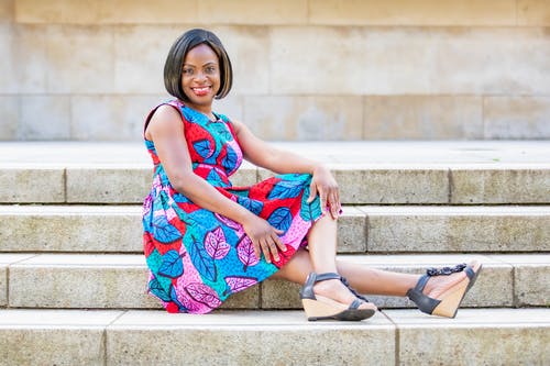 有关坐, 微笑, 户外的免费素材图片