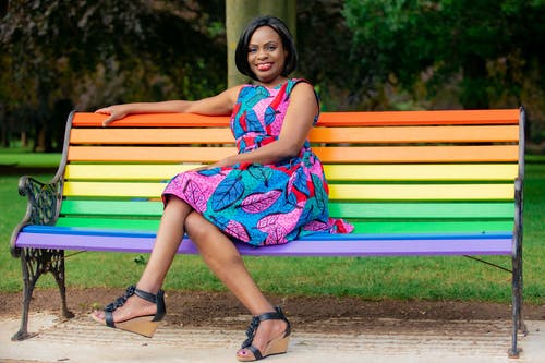 有关双腿交叉, 坐, 微笑的免费素材图片