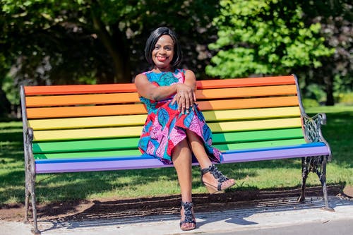 有关双腿交叉, 坐, 微笑的免费素材图片