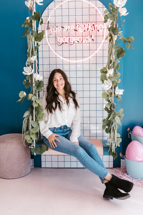 有关坐, 垂直拍摄, 女人的免费素材图片