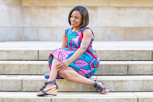 有关坐, 微笑, 户外的免费素材图片