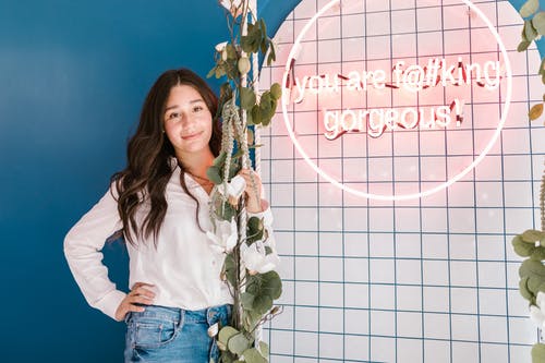 有关女人, 握住, 摆姿势的免费素材图片