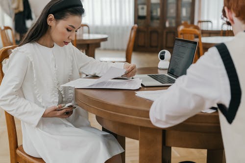 有关坐, 女人, 学生的免费素材图片