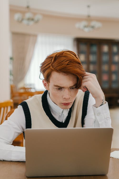 拿着白色平板电脑的白色和黑色长袖衬衫的女人 · 免费素材图片