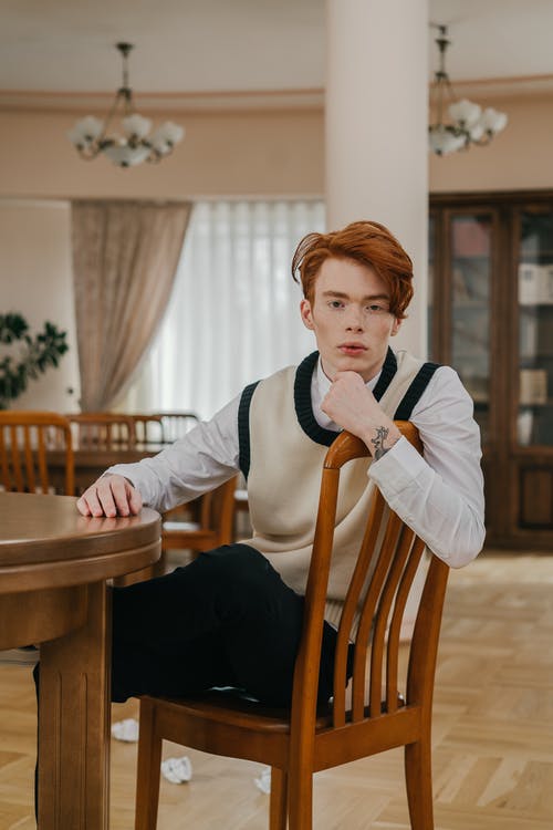 有关人, 坐, 垂直拍摄的免费素材图片