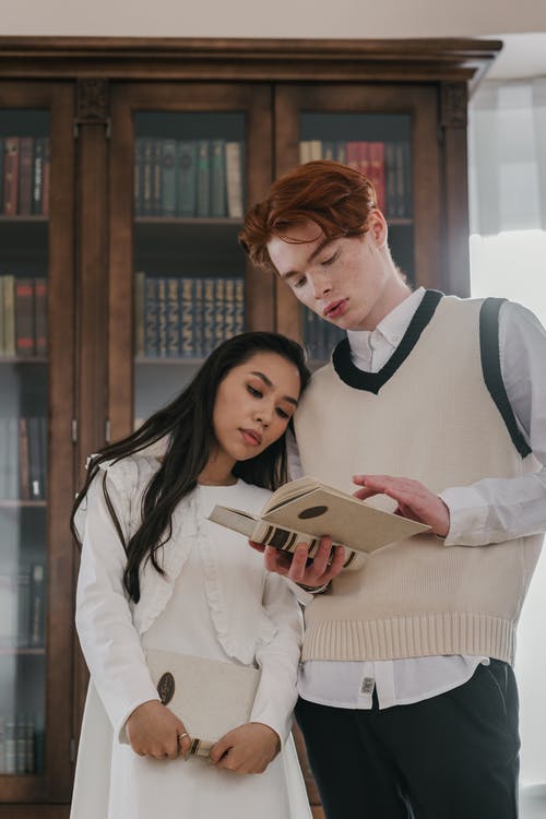 有关一对, 图书, 图书馆的免费素材图片