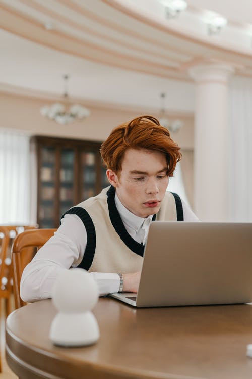 有关人, 坐, 垂直拍摄的免费素材图片