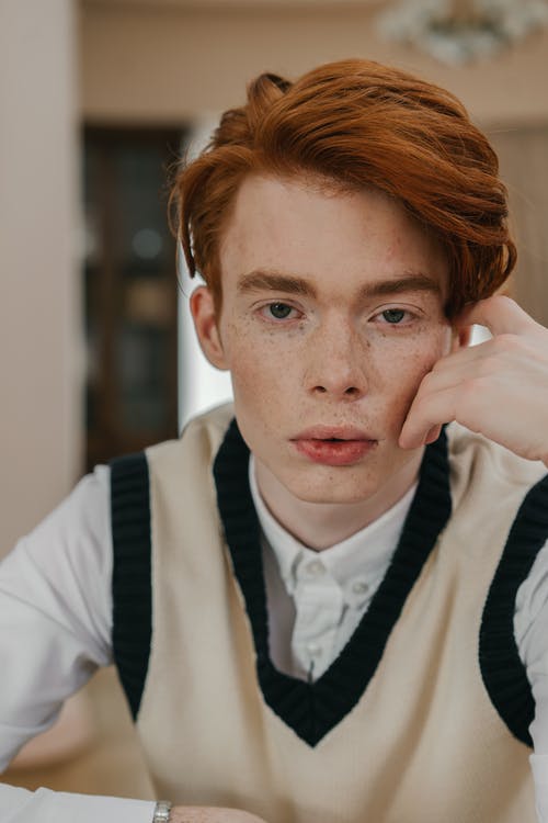 有关人, 垂直拍摄, 毛衣背心的免费素材图片