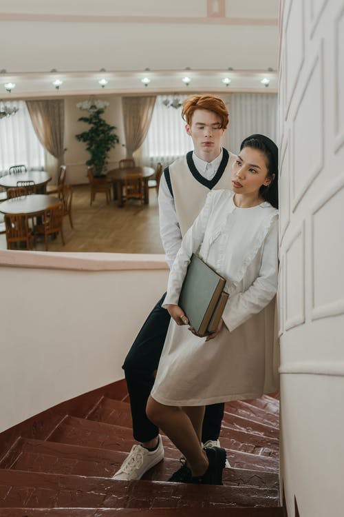 有关一对, 垂直拍摄, 室内的免费素材图片