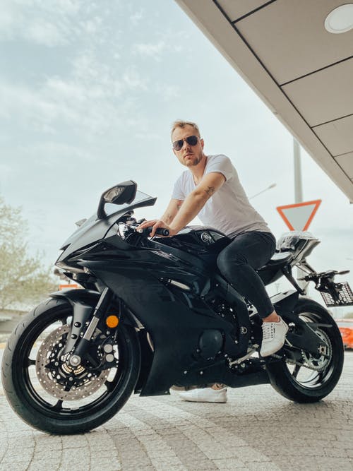 有关人, 低角度拍攝, 垂直拍摄的免费素材图片