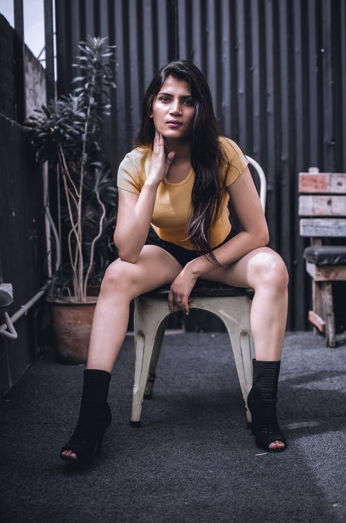 有关坐, 垂直拍摄, 女人的免费素材图片