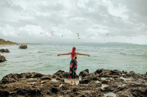 有关双臂伸出, 女人, 岩石的免费素材图片