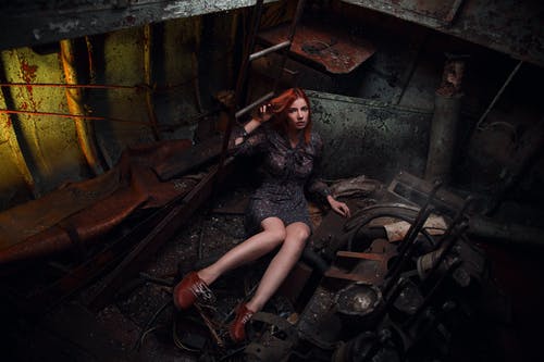 有关坐, 女人, 室内的免费素材图片