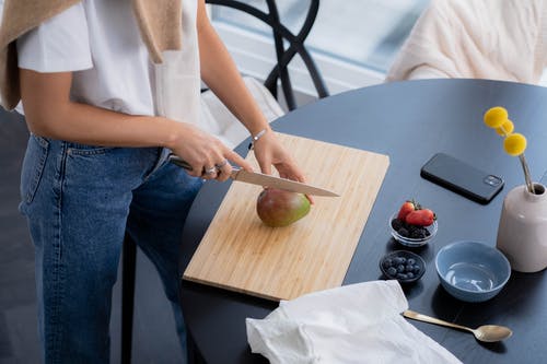 有关刀, 切片, 切菜板的免费素材图片