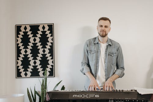 有关人, 播放, 有胡子的的免费素材图片