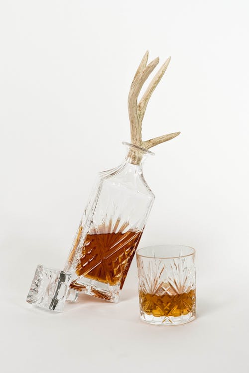 透明玻璃瓶与棕色液体 · 免费素材图片