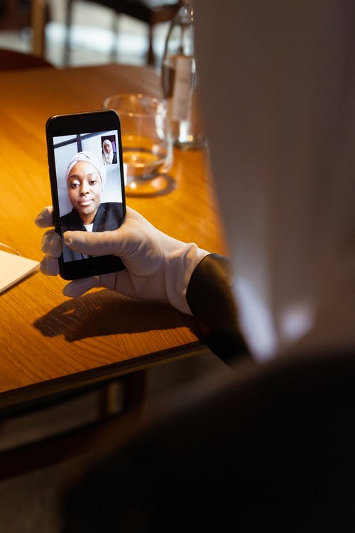 有关女人, 室内, 智慧手机的免费素材图片