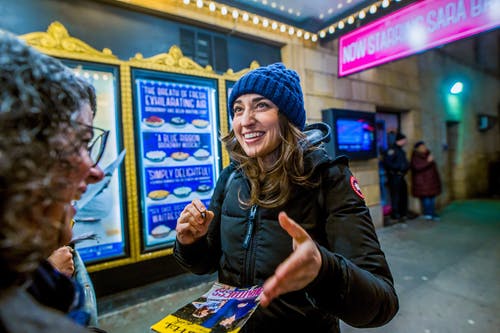 有关（顶部有小羊毛球的）羊毛帽子, 女人, 女性的免费素材图片