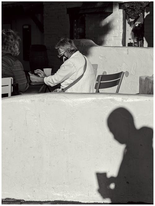 有关单色, 坐, 垂直拍摄的免费素材图片