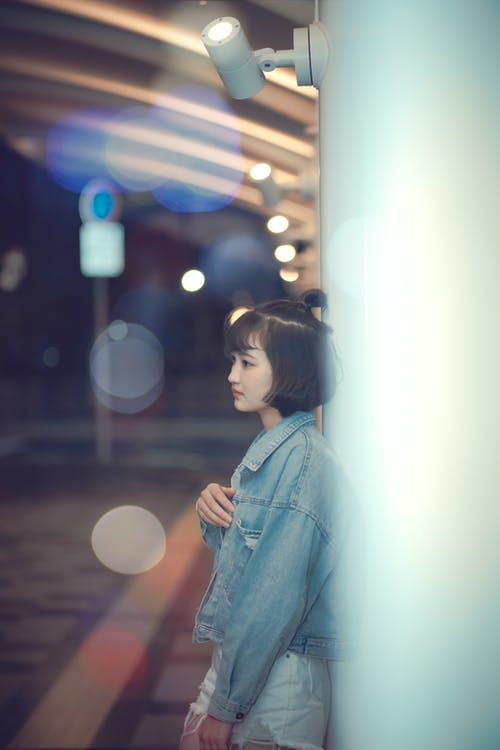 有关垂直拍摄, 女人, 模糊的背景的免费素材图片