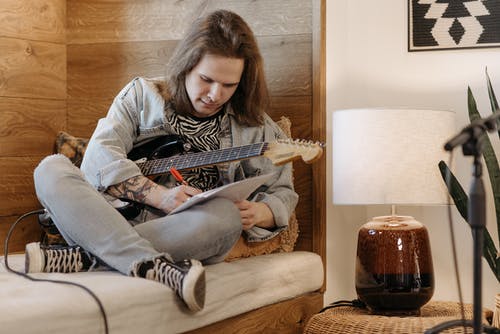 有关人, 坐, 写作的免费素材图片