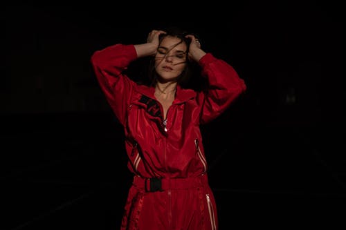 有关人, 夹克, 手放在头上的免费素材图片