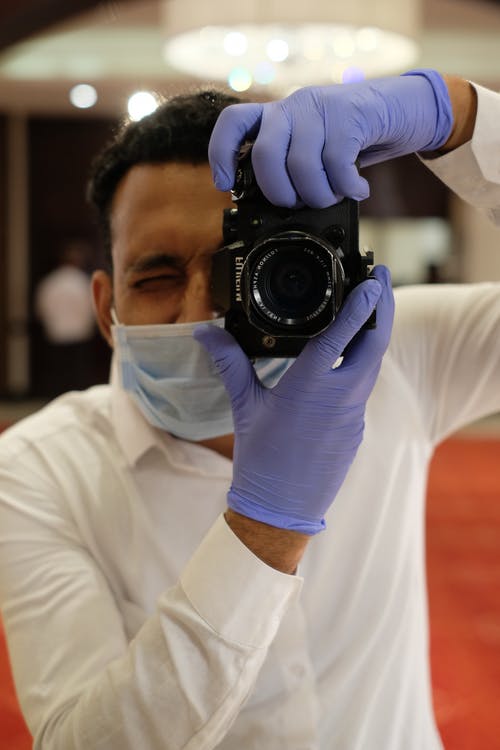有关人, 口罩, 单反相机的免费素材图片