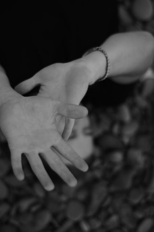 有关单色, 垂直拍摄, 手的免费素材图片