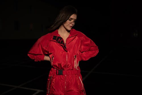 有关人, 手放在腰上, 晚上的时间的免费素材图片