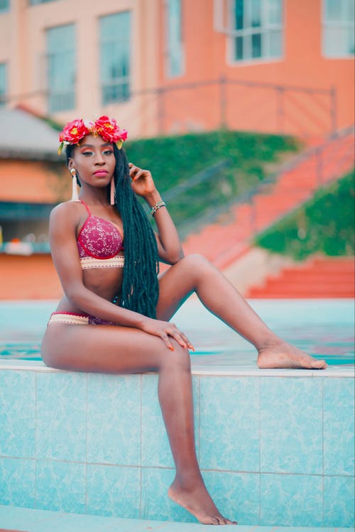 有关坐, 垂直拍摄, 摆姿势的免费素材图片