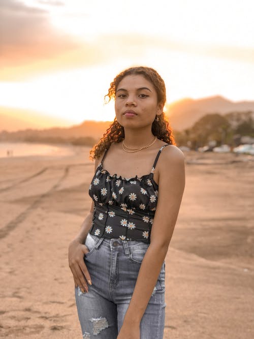 有关垂直拍摄, 女人, 卷发的免费素材图片