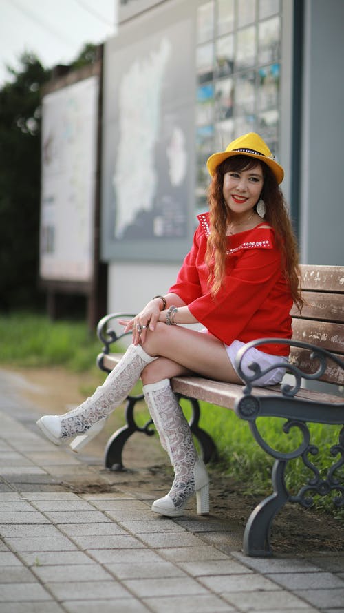 有关交叉的双腿, 坐, 微笑的免费素材图片