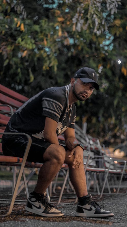 有关人, 休闲装, 坐的免费素材图片