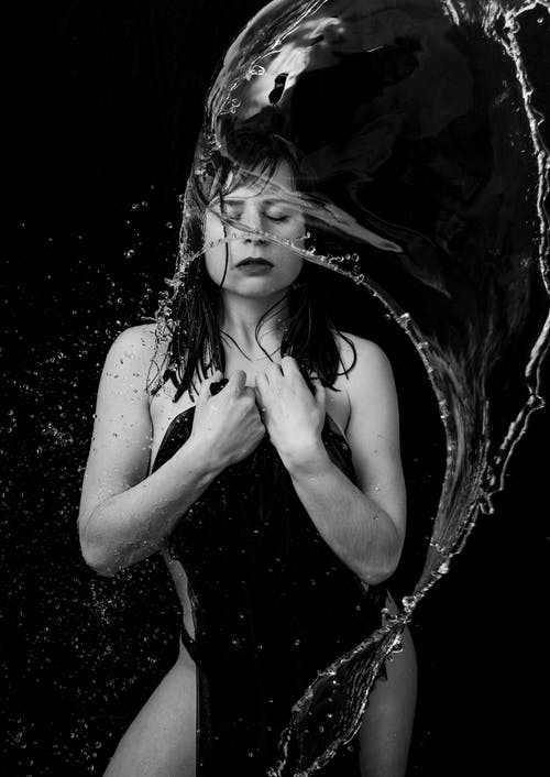 有关单色, 垂直拍摄, 女人的免费素材图片