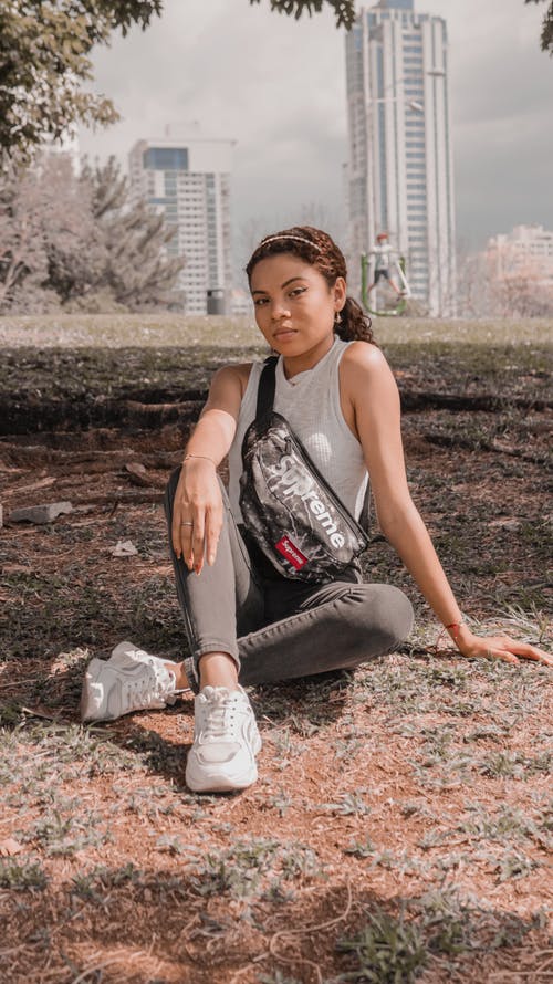 有关坐, 女人, 斜挎包的免费素材图片