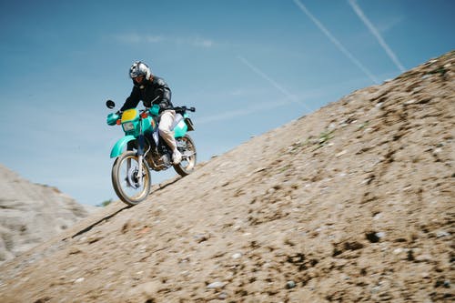 有关下坡, 人, 摩托车的免费素材图片