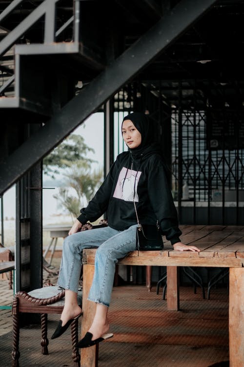 有关坐, 垂直拍摄, 木桌的免费素材图片