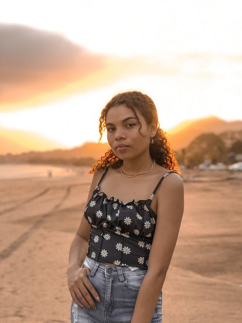 有关垂直拍摄, 女人, 卷发的免费素材图片