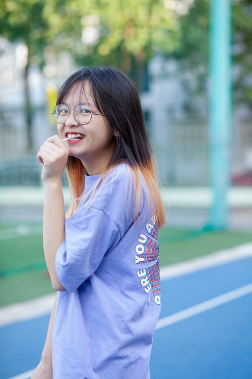 有关吃, 咖啡色头发的女人, 年轻的免费素材图片