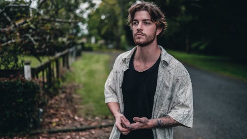 有关下落, 人, 圆领t恤的免费素材图片