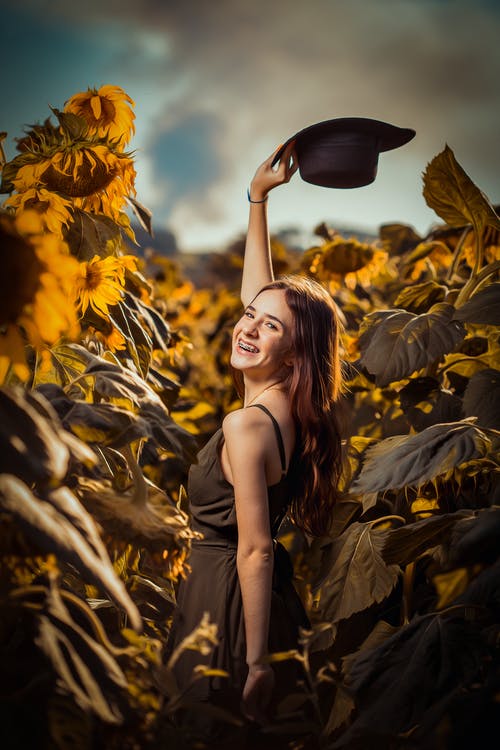 有关向日葵田, 女人, 微笑的免费素材图片