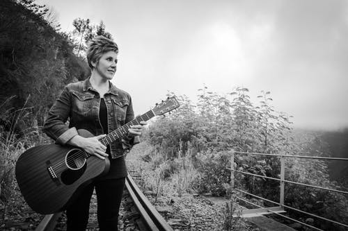 有关原声吉他, 单色, 女人的免费素材图片